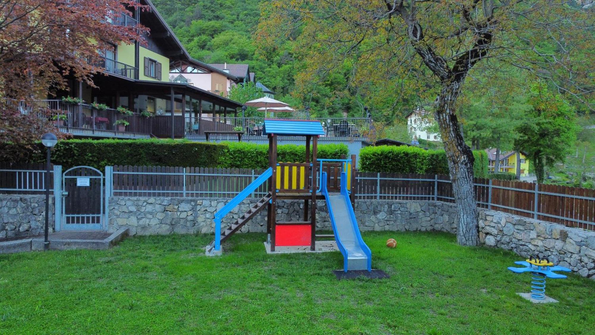 Residenza Arcobaleno Aparthotel Tenno Bagian luar foto